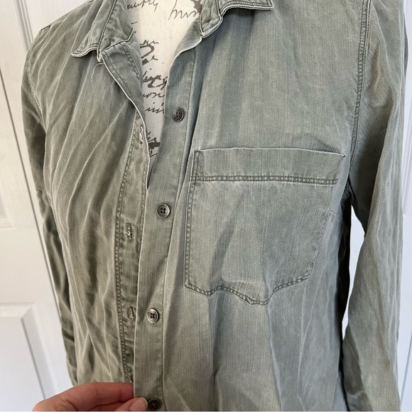 Old Navy Green Khaki Style Button Down Top - Sz Medium - Picture 3 of 3